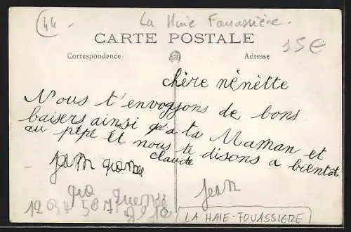 AK La Haie-Fouassière, Défilé traditionnel avec enfants en costumes devant la mairie