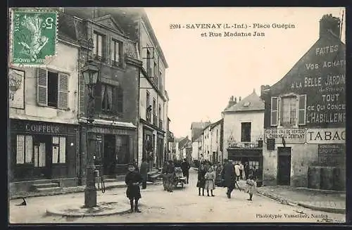 AK Savenay, Place Guépin et Rue Madame Jan avec des passants et des commerces