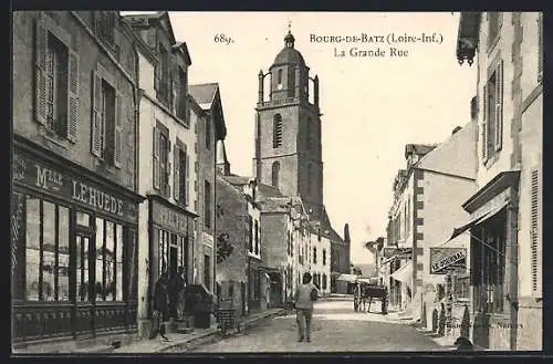 AK Bourg-de-Batz, La Grande Rue et l`église en arrière-plan