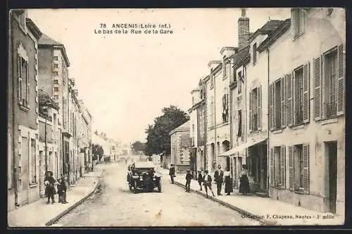 AK Ancenis, Le bas de la Rue de la Gare avec passants et voiture