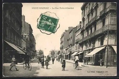 AK Saint-Nazaire, La Rue Amiral-Courbet animée avec piétons et cyclistes