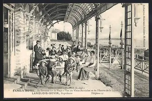 AK Pornichet-les-Pins, Terrasse du Family-Hôtel avec vue sur la plage et l`entrée de la Loire