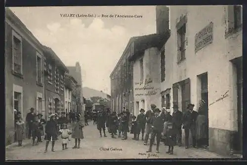 AK Vallet, Rue de l`Ancienne-Cure animée avec des habitants et des enfants