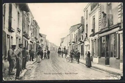 AK Vallet, Rue des Forges avec habitants et cavaliers