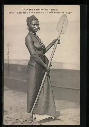 AK Soudan, Afrique Occidentale Francaise Femme de Somono Pecheurs du Niger, afrikanische nackte Frau mit Schaufel