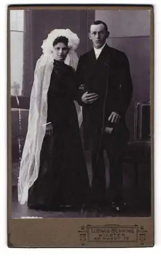 Fotografie Ludwig Behning, Wilster, Am Markt 15, Hochzeitspaar, Braut im schwarzen Kleid mit weissem Schleier