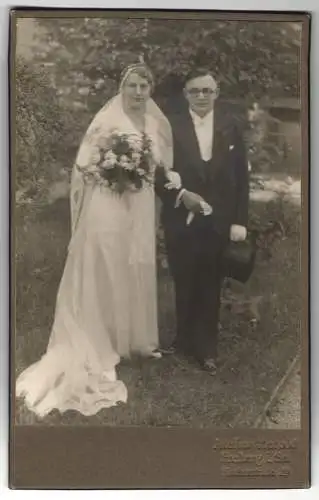 Fotografie Atelier Herold, Freiberg i. Sa., Fischerstrasse 29, Hochzeit, Bräutigam mit Zylinder, Braut mit Blumenstrauss