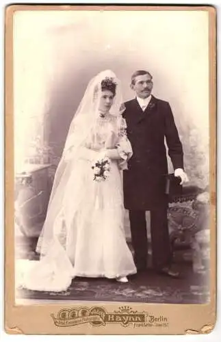 Fotografie Adolf Haynn, Berlin, Frankfurter Allee 197, Hochzeit, hübsche Braut mit Schleier & Bräutigam mit Zylinder