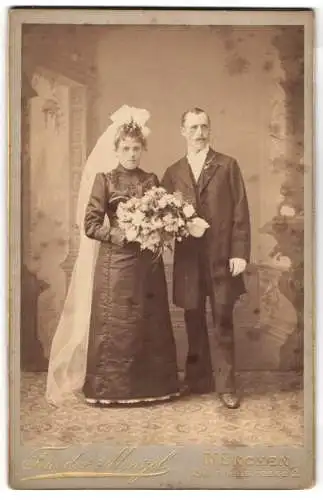 Fotografie Theodor Menzel, München, Steinheilstrasse 2, Hochzeit, Braut im schwarzen Kleid mit weissem Schleier