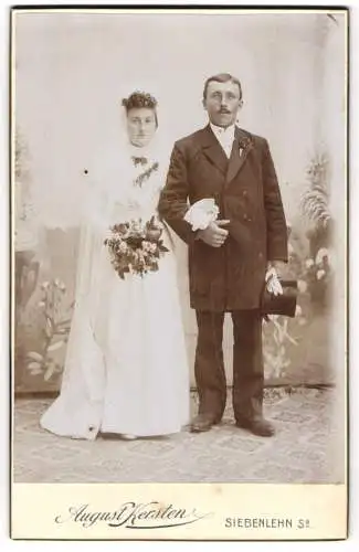 Fotografie August Kersten, Siebenlehn Sa., Hochzeitspaar in festlicher Kleidung beim Fotograf