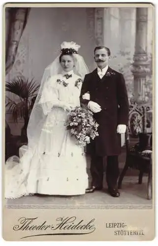 Fotografie Theodor Heidecke, Leipzig-Stötteritz, Hochzeitspaar, Braut mit Schleier & Blumen, Bräutigam mit Schnauzbart