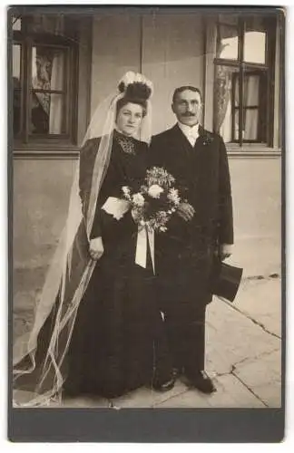 Fotografie unbekannter Fotograf und Ort, Hochzeitspaar, Braut im schwarzen Kleid mit weissem Schleier