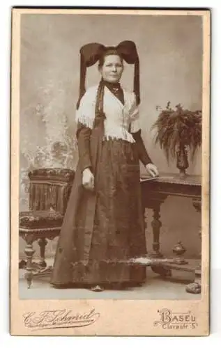 Fotografie C. F. Schmid, Basel, Clarastr. 5, Dame mit langen Zöpfen in Tracht