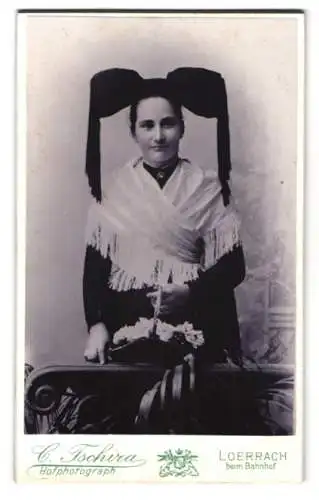 Fotografie Carl Tschira, Lörrach, junge Frau mit Blumenkorb in Tracht