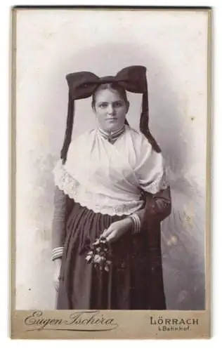 Fotografie Eugen Tschira, Lörrach, Portrait junge Frau in Tracht