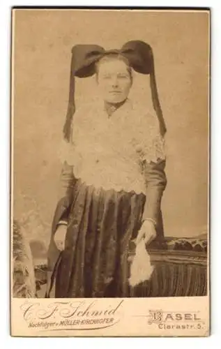 Fotografie C. F. Schmid, Basel, Clarastrasse 5, junge Frau in Tracht