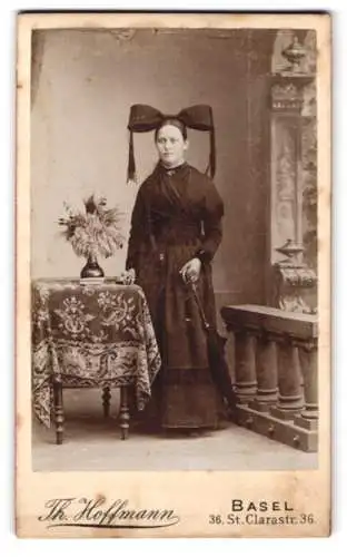 Fotografie Th. Hoffmann, Basel, St. Clarastr. 36, Dame mit Schirm in Tracht