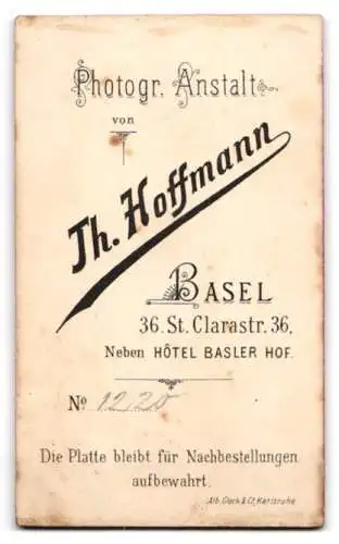 Fotografie Th. Hoffmann, Basel, St. Clarastr. 36, Dame mit Schirm in Tracht