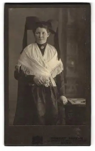 Fotografie Robert Spreng, Basel, Clarastrasse 54, Dame mit Haarschleife in Tracht