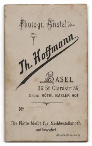 Fotografie Th. Hoffmann, Basel, St. Clarastrasse 36, junge Frau mit langem Zopf trägt Tracht und Haarschleife