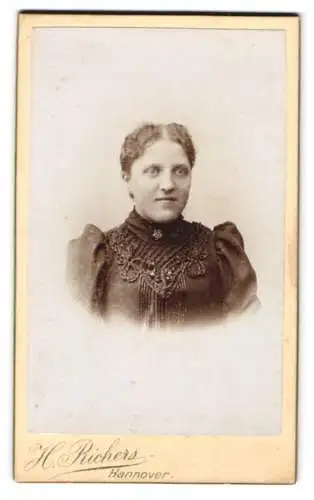 Fotografie H. Richers, Hannover, Cellerstrasse 146, Porträt einer Frau in hochgeschlossenem Kragen