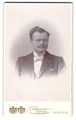 Fotografie F. Tellgmann, Hersfeld, Vornehmer Herr mit Brille und Fliege