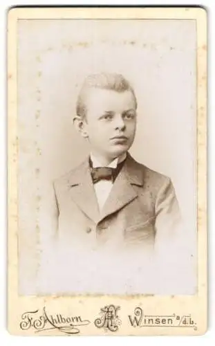 Fotografie F. Ahlborn, Winsen a.d. L., Porträt eines Jungen in Anzug