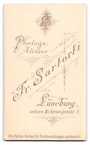 Fotografie Fr. Sartorti, Lüneburg, untere Schrangenstrasse 5, Porträt eines eleganten Herrn im Anzug