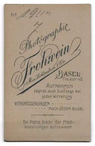 Fotografie Frohwein, Basel, Freiestr. 45, Kleinkind auf einem Stuhl