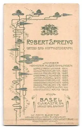 Fotografie Robert Spreng, Basel, Clarastr. 54, Porträt eines Kleinkindes auf einem Stuhl