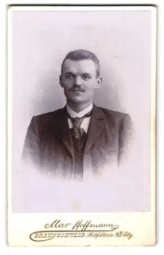 Fotografie Max Hoffmann, Braunschweig, Hutfiltern 8, Portrait eines elegant gekleideten Mannes