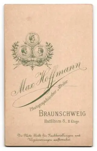 Fotografie Max Hoffmann, Braunschweig, Hutfiltern 8, Portrait eines elegant gekleideten Mannes