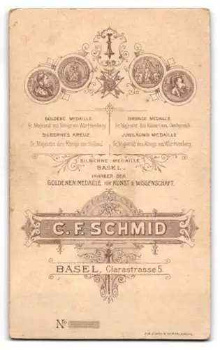 Fotografie C. F. Schmid, Basel, Clarastrasse 5, Kind in weissem Kleid auf einer Bank sitzend