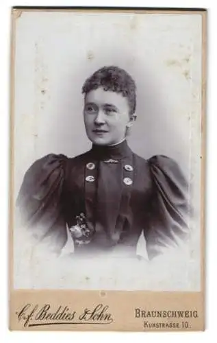 Fotografie C.F. Beddies & Sohn, Braunschweig, Kuhstrasse 10, Portrait einer jungen Frau in dunklem Kleid