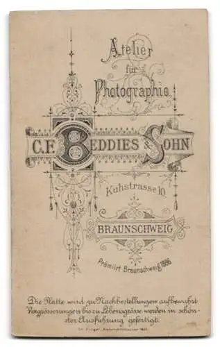 Fotografie C.F. Beddies & Sohn, Braunschweig, Kuhstrasse 10, Portrait einer jungen Frau in dunklem Kleid