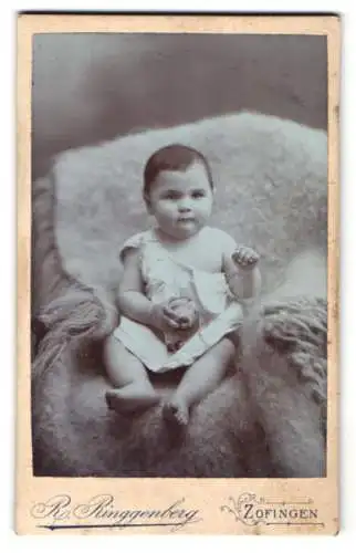 Fotografie R. Ringgenberg, Zofingen, oberer Stadteingang, Kind auf einer Decke sitzend