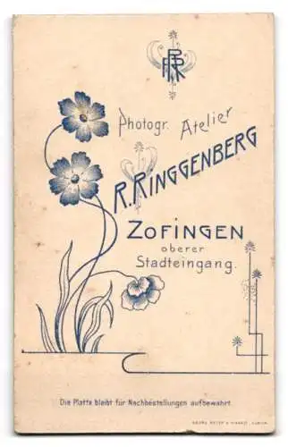 Fotografie R. Ringgenberg, Zofingen, oberer Stadteingang, Kind auf einer Decke sitzend