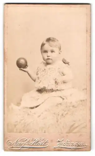 Fotografie Naef-Hort, Zofingen, Luzernerstrasse, Kleinkind mit Ball in der Hand