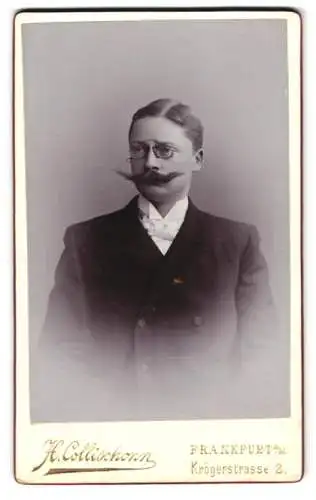 Fotografie H. Collischonn, Frankfurt a. M., Krögerstrasse 2, Porträt eines eleganten Mannes mit Brille und Schnurrbart