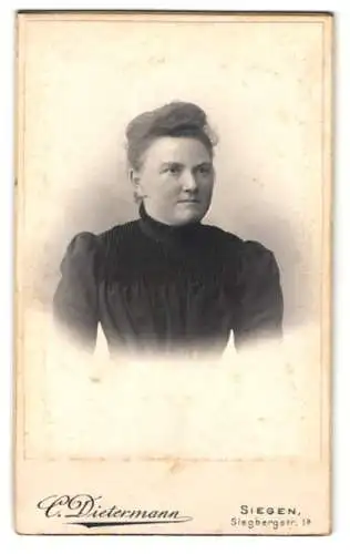 Fotografie C. Dietermann, Siegen, Siegbergstr. 1a, Porträt einer Frau in dunkler Kleidung