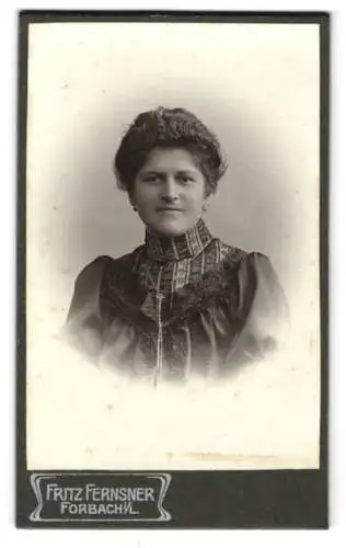 Fotografie Fritz Fernsner, Forbach i. L., Schlossbergstr. 6, Porträt einer Frau in eleganter Kleidung