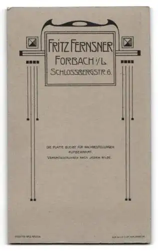 Fotografie Fritz Fernsner, Forbach i. L., Schlossbergstr. 6, Porträt einer Frau in eleganter Kleidung