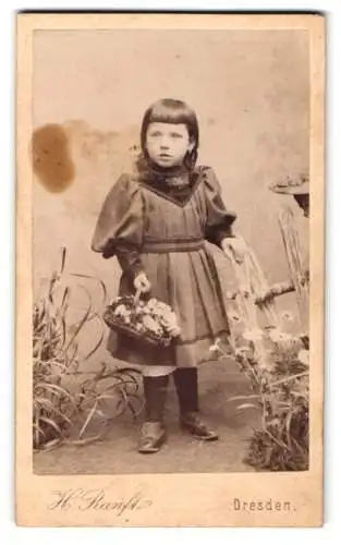 Fotografie H. Ranft, Dresden, Marienstrasse 12, Mädchen mit Blumenkorb im Garten