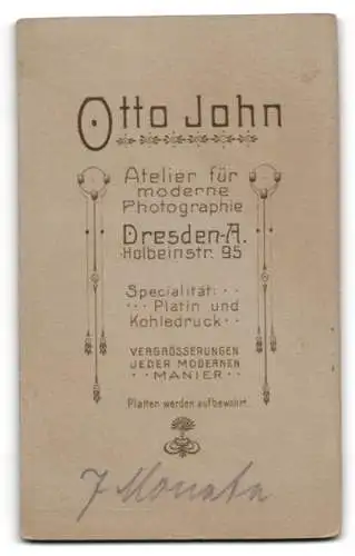 Fotografie Otto John, Dresden, Holbeinstrasse 95, Porträt eines kleinen Kindes auf einem Stuhl