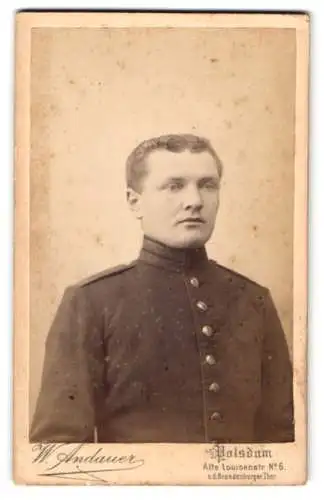 Fotografie Wilhelm Andauer, Potsdam, Alte Louisienstr. Nr. 6, Porträt eines jungen Soldaten in Uniform