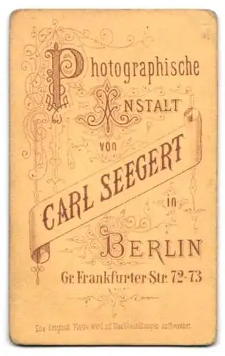 Fotografie Carl Seegert, Berlin, Gr. Frankfurter-Str. 72-73, Porträt eines jungen Mannes im Anzug