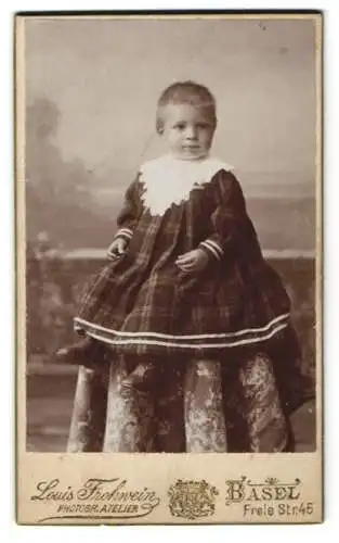 Fotografie Louis Fleckwein, Basel, Freie Str. 45, Porträt eines kleinen Kindes in einem karierten Kleid