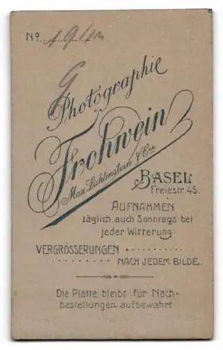 Fotografie Frohwein, Basel, Freiestr. 45, Kleinkind auf einem Fell in einem Sessel