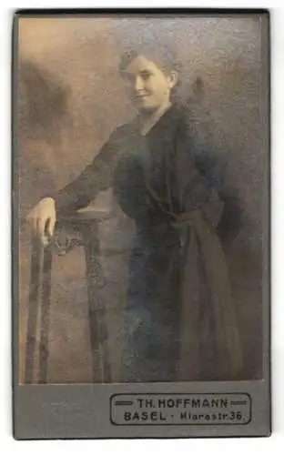 Fotografie Th. Hoffmann, Basel, Klarastr. 36, Frau in dunklem Kleid mit Stuhl