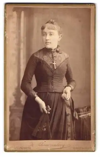 Fotografie Herm. Schwarzberg, Oberlungwitz, Junge Frau mit Kleid und Kreuzanhänger